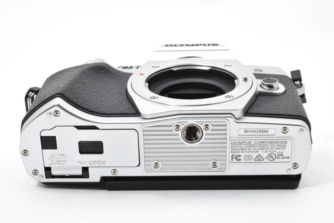 ■ ほぼ新品 ■ OLYMPUS E-M10 III ボディ <S数1726回>