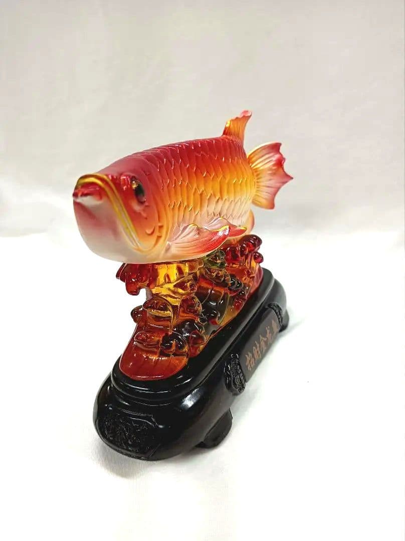 アロワナ（招財金龍魚）の彫刻 赤オレンジ 樹脂製