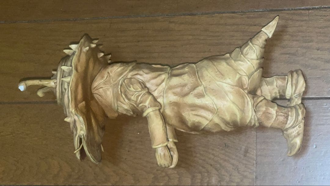 カネゴン怪獣フィギュア 触角付き ベージュ　美品