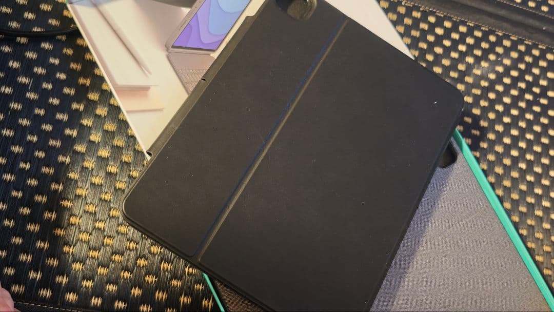 iPad pro 第6世代　logicool 英字配列キーボード　ESRケース付