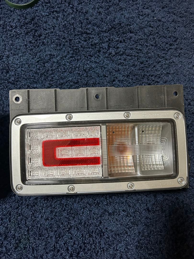 日野プロフィア　純正テールランプ