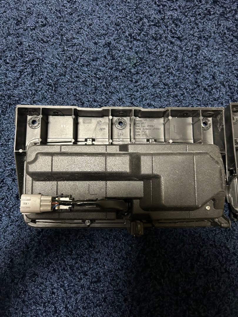 日野プロフィア　純正テールランプ