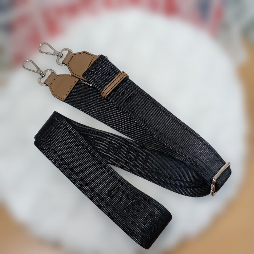 希少⭐新品未使用⭐Fendi ロゴ入り黒ナイロンストラップ