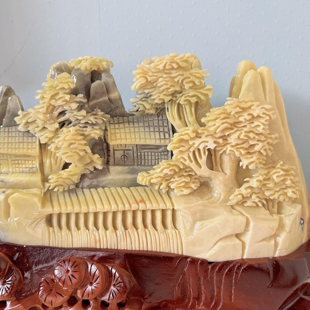 天然石★アフガニスタン玉石★山木と家の彫刻★置物★木製ベース付き★美術品★工芸品