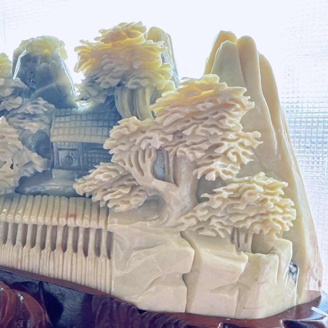 天然石★アフガニスタン玉石★山木と家の彫刻★置物★木製ベース付き★美術品★工芸品