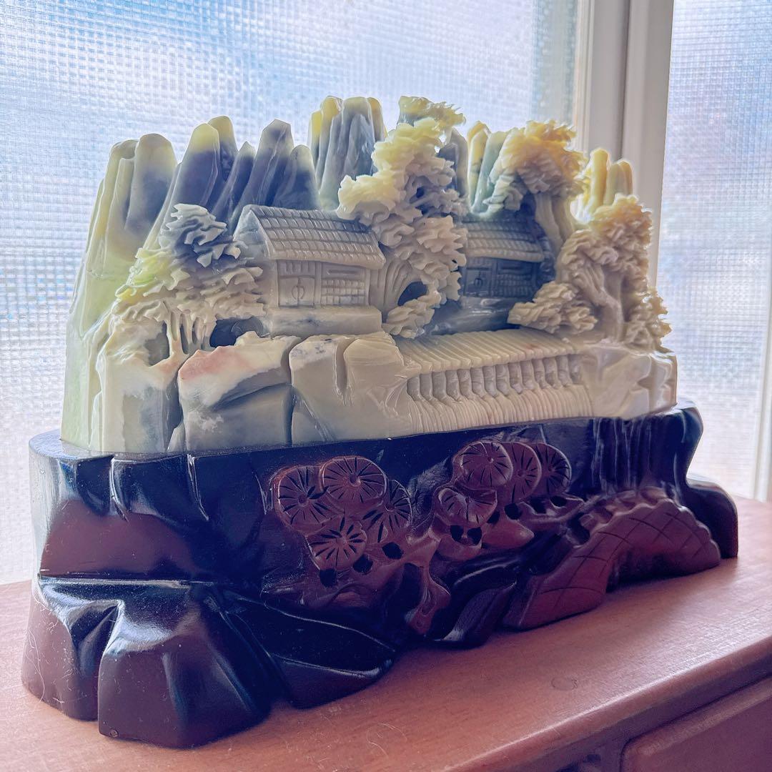 天然石★アフガニスタン玉石★山木と家の彫刻★置物★木製ベース付き★美術品★工芸品