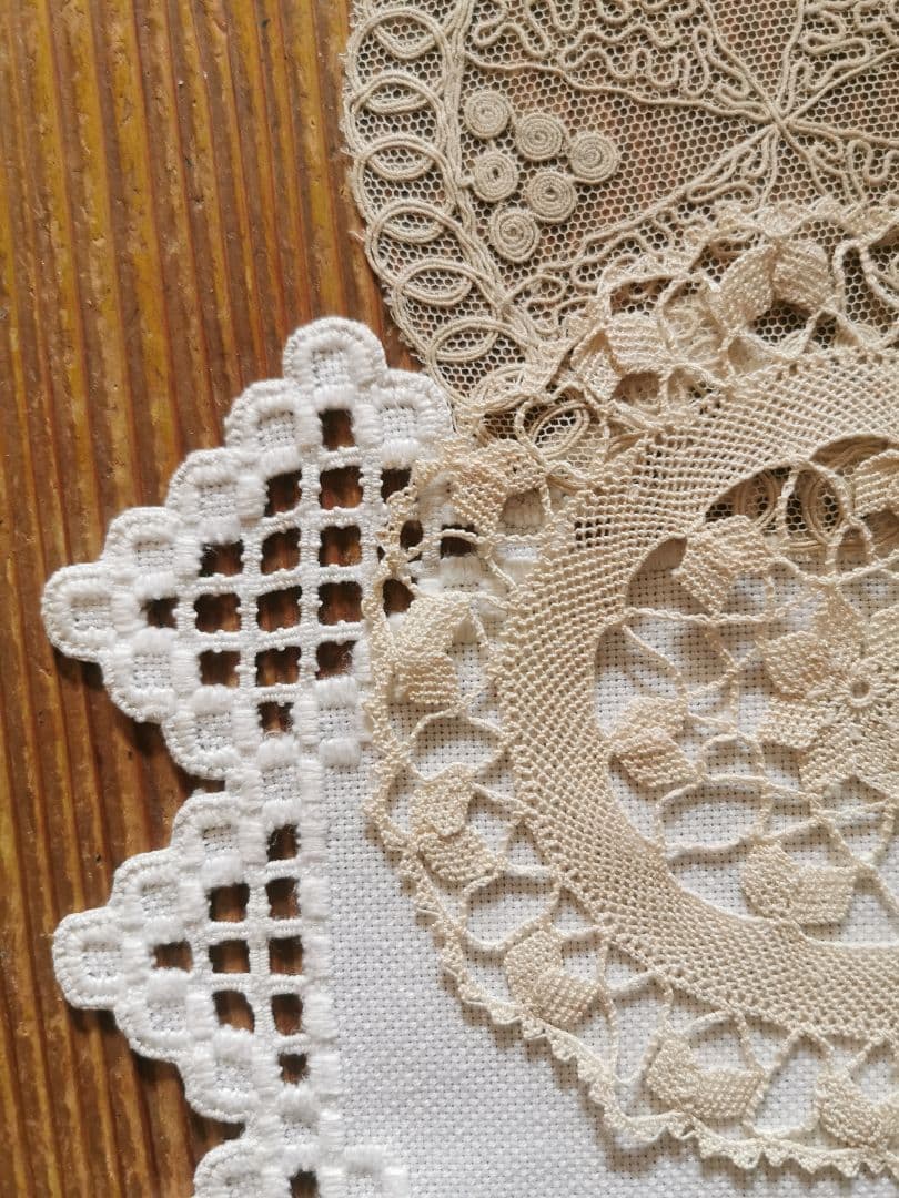 アンティークノルウェー ハーダンガー刺繍レース 十字架クロス型ドイリー マット