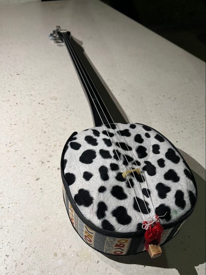 ヒョウ柄デザインの三線本体