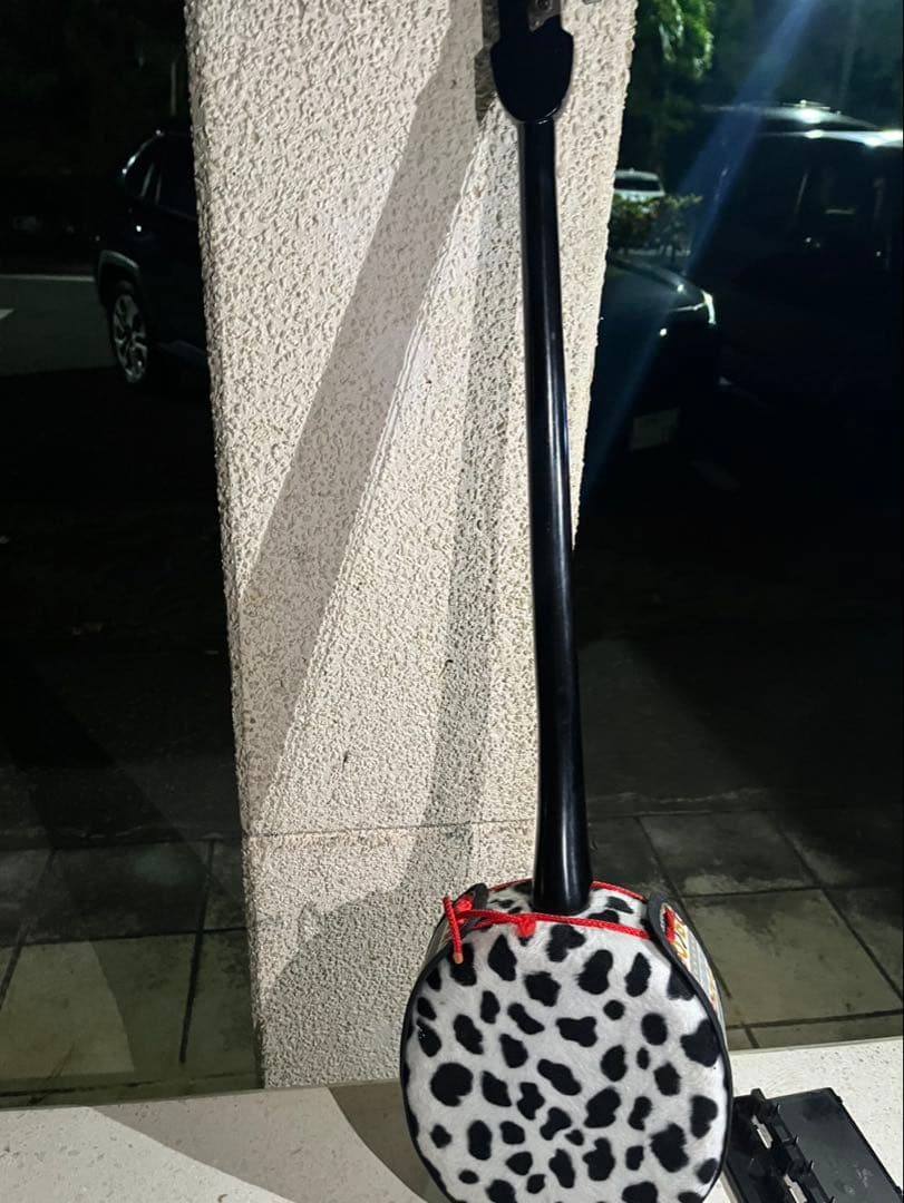 ヒョウ柄デザインの三線本体