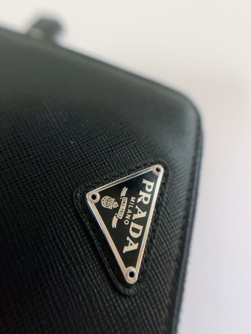 プラダ　PRADA ケース　黒　ラウンドファスナー　三角ロゴ