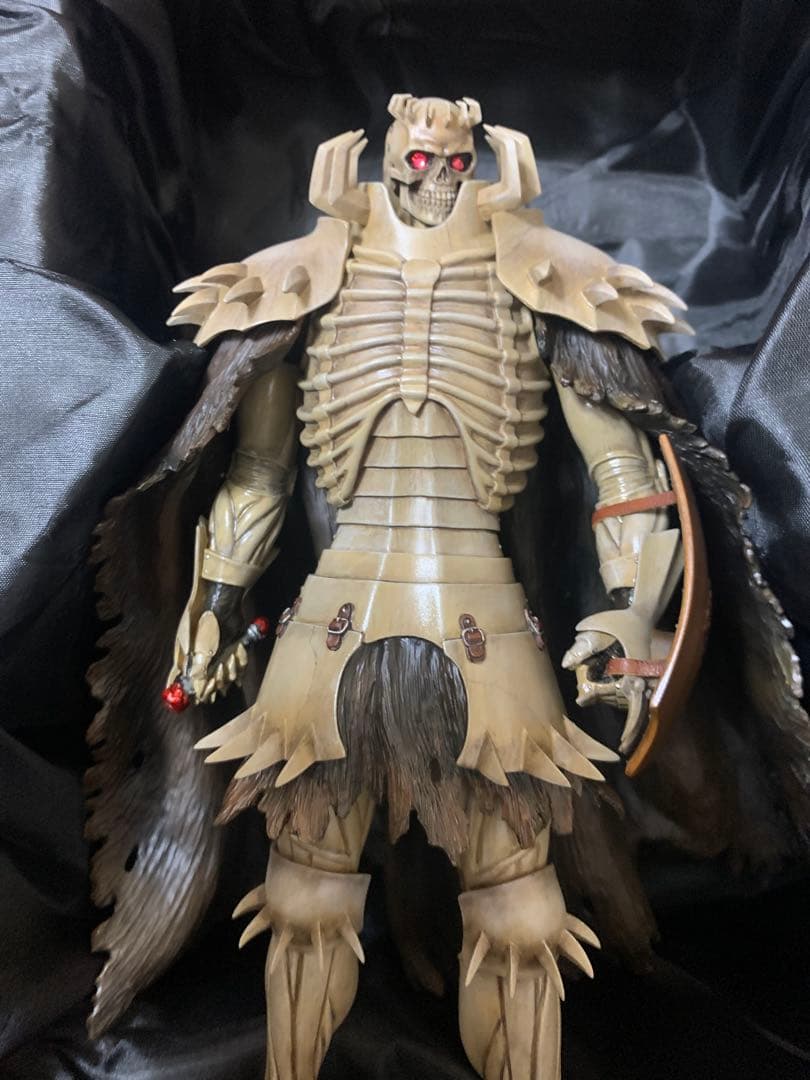 ベルセルク　ART OF WAR 髑髏の騎士 白骨彩色版　(完璧な世界の卵付)