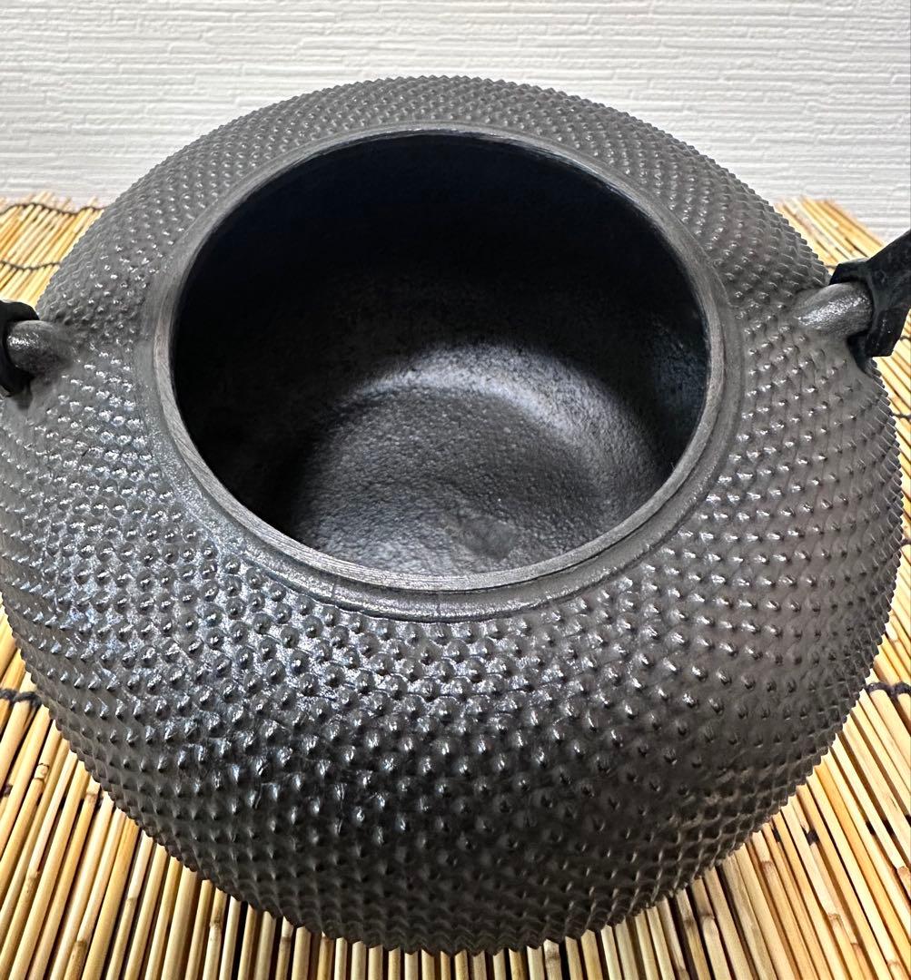 未使用品、供箱、栞付　南部秀山堂　佐藤 勝弘作　１５型アラレ　鉄瓶　南部鉄瓶