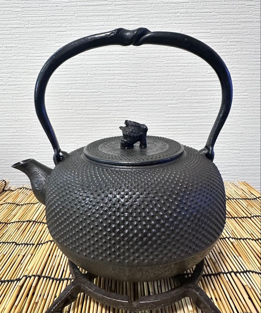 未使用品、供箱、栞付　南部秀山堂　佐藤 勝弘作　１５型アラレ　鉄瓶　南部鉄瓶