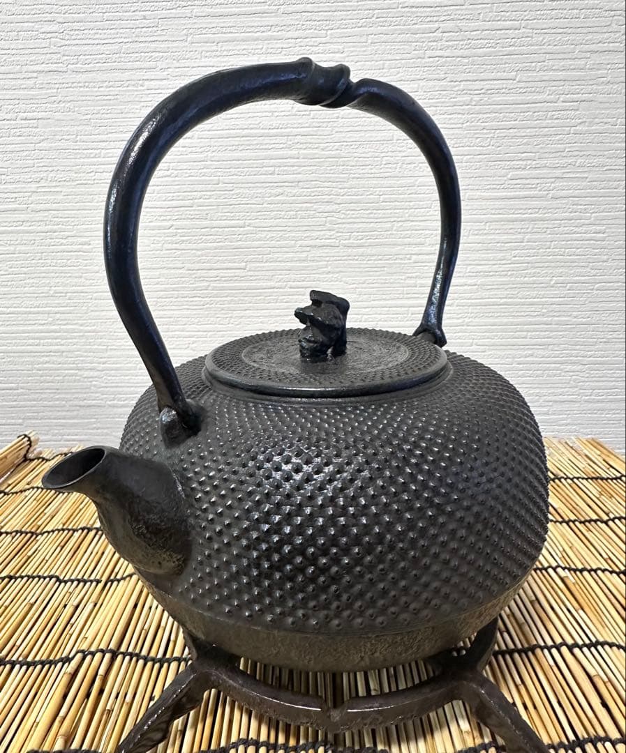 未使用品、供箱、栞付　南部秀山堂　佐藤 勝弘作　１５型アラレ　鉄瓶　南部鉄瓶