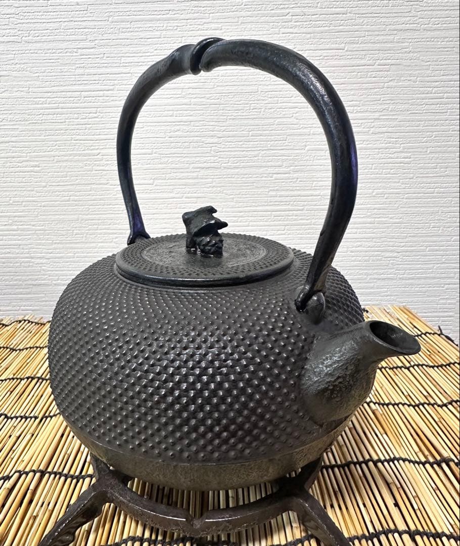 未使用品、供箱、栞付　南部秀山堂　佐藤 勝弘作　１５型アラレ　鉄瓶　南部鉄瓶