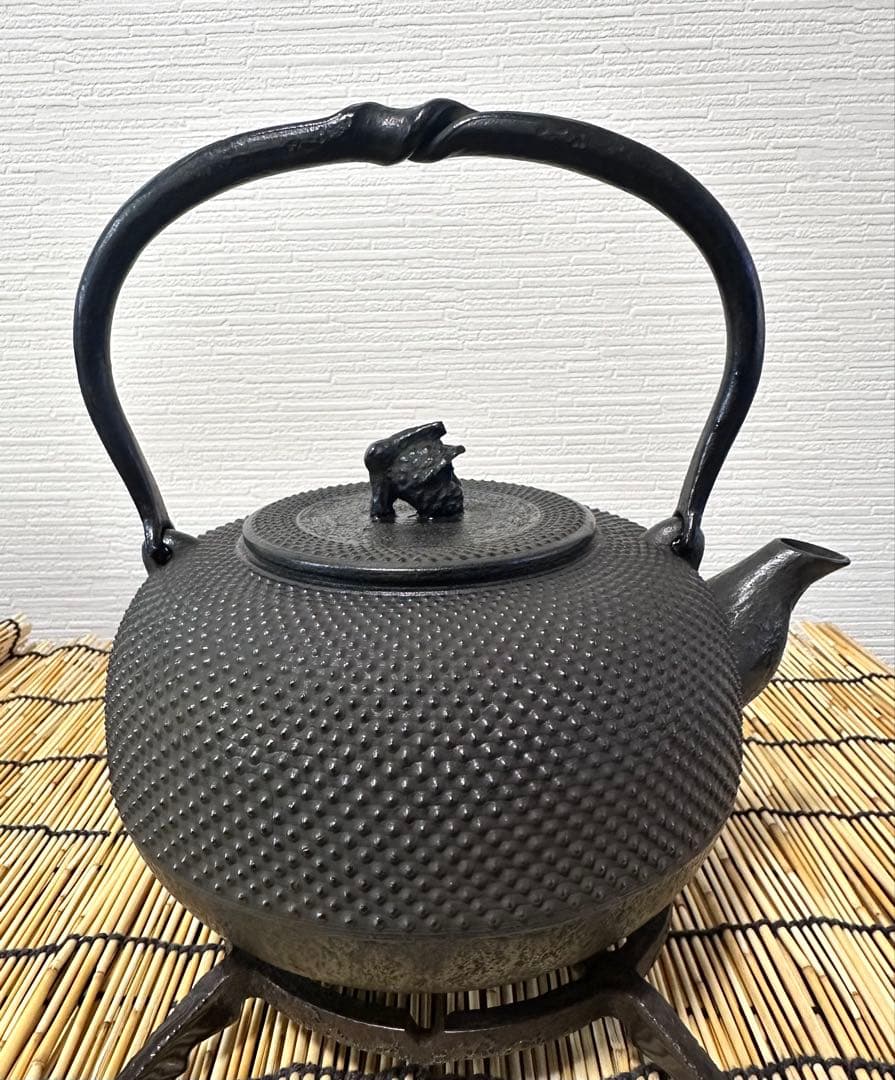 未使用品、供箱、栞付　南部秀山堂　佐藤 勝弘作　１５型アラレ　鉄瓶　南部鉄瓶