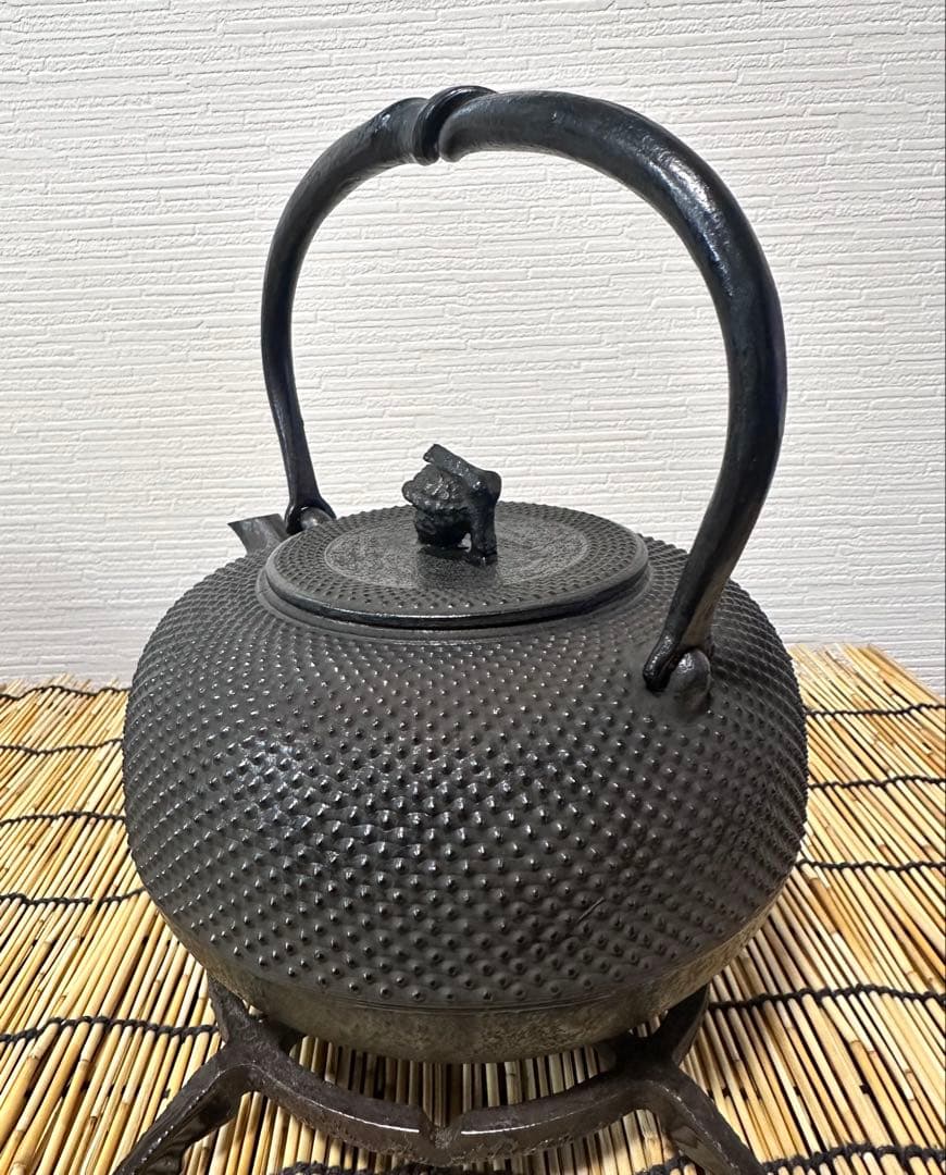 未使用品、供箱、栞付　南部秀山堂　佐藤 勝弘作　１５型アラレ　鉄瓶　南部鉄瓶