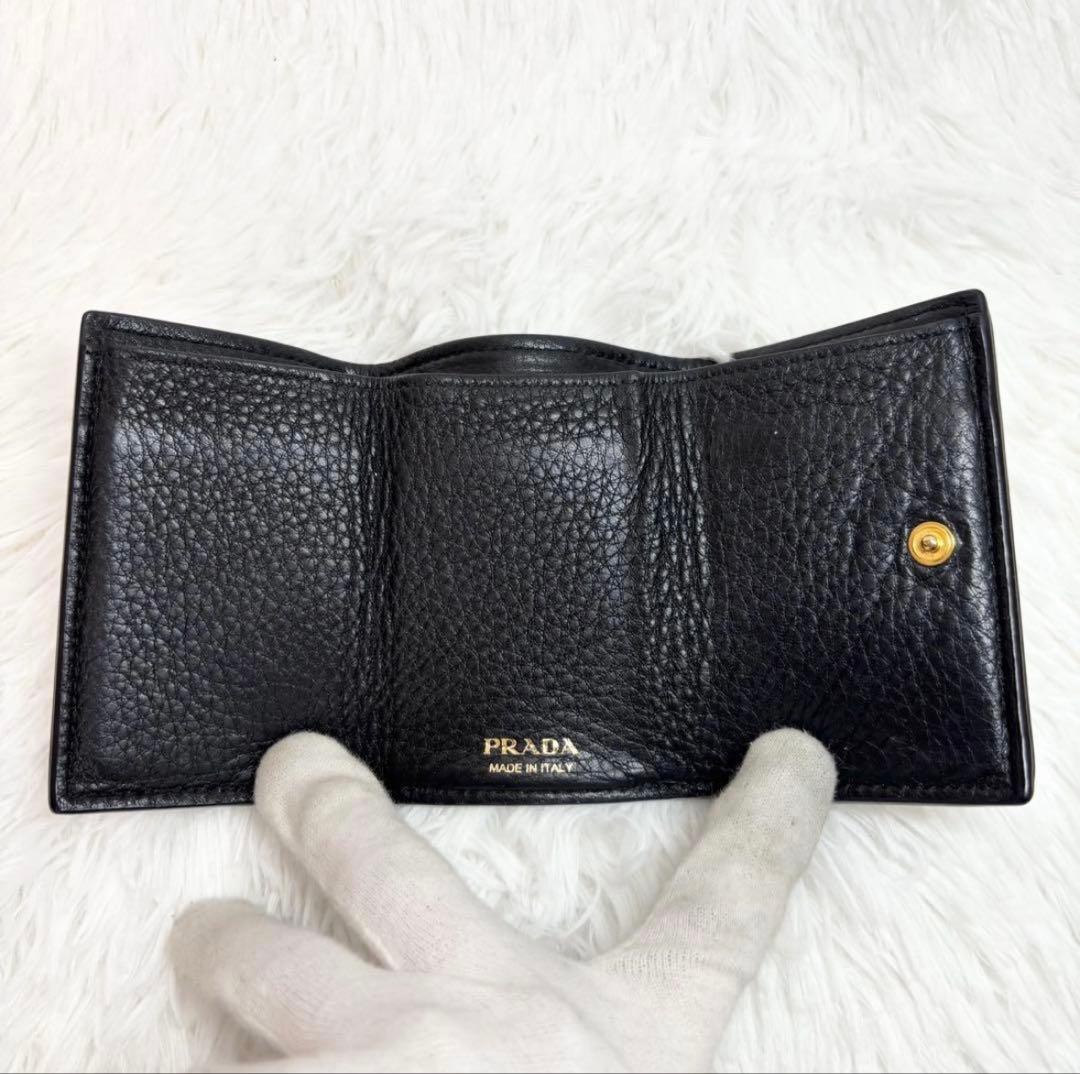 ✨付属品完備✨ プラダ ヴィッテロダイノ シボ 革 レター型 三つ折り財布 黒