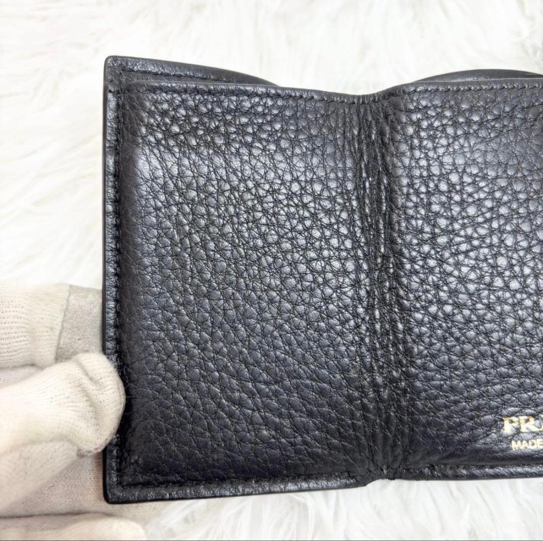 ✨付属品完備✨ プラダ ヴィッテロダイノ シボ 革 レター型 三つ折り財布 黒