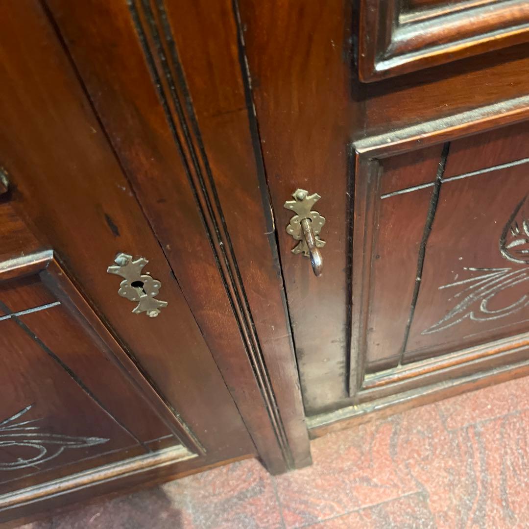 お値段大幅にお下げしましたイギリスアンティークカップボード（100年以上前）