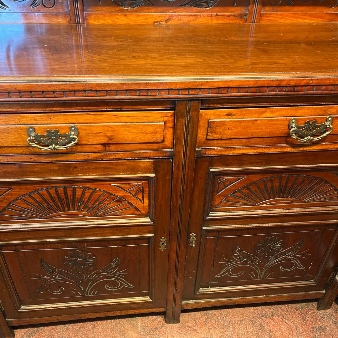 お値段大幅にお下げしましたイギリスアンティークカップボード（100年以上前）