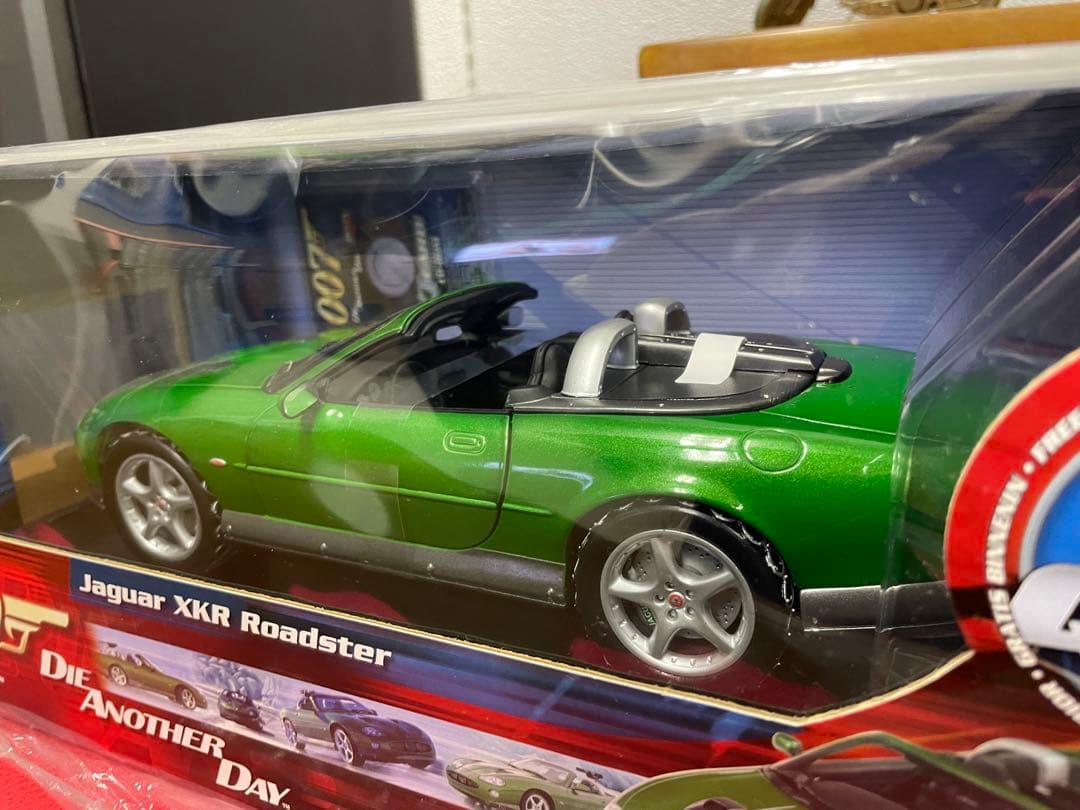 007ボンドカー　ジャガー　XKRロードスター