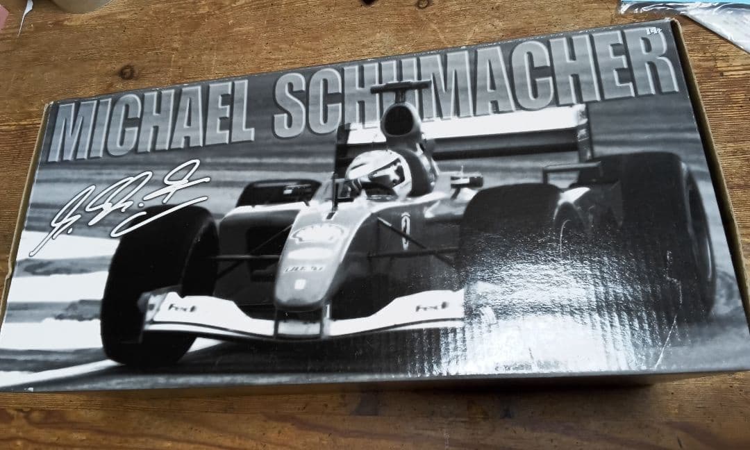 フェラーリ F1 モデルカー 1/18 2001年 シューマッハ　個体ナンバ 有