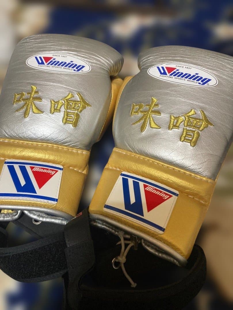 ぴ*す様 Winning ボクシンググローブ 12 oz シルバー/ゴールド