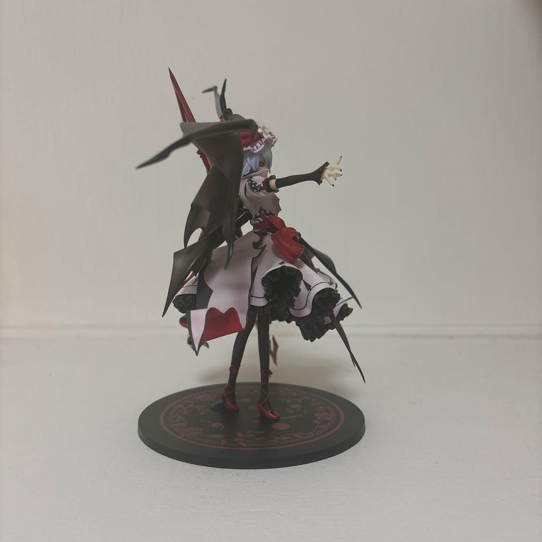 翼付きフィギュア 赤黒白　レミリアスカーレット