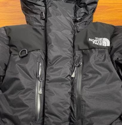 タフで軽量、ブラックナイロンのヒマラヤンパーカーで冬を楽しもう。