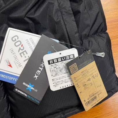 タフで軽量、ブラックナイロンのヒマラヤンパーカーで冬を楽しもう。