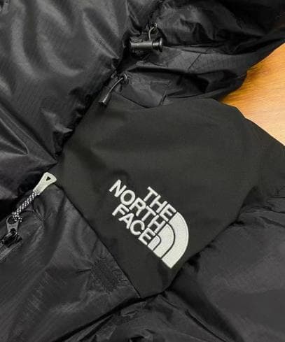 タフで軽量、ブラックナイロンのヒマラヤンパーカーで冬を楽しもう。