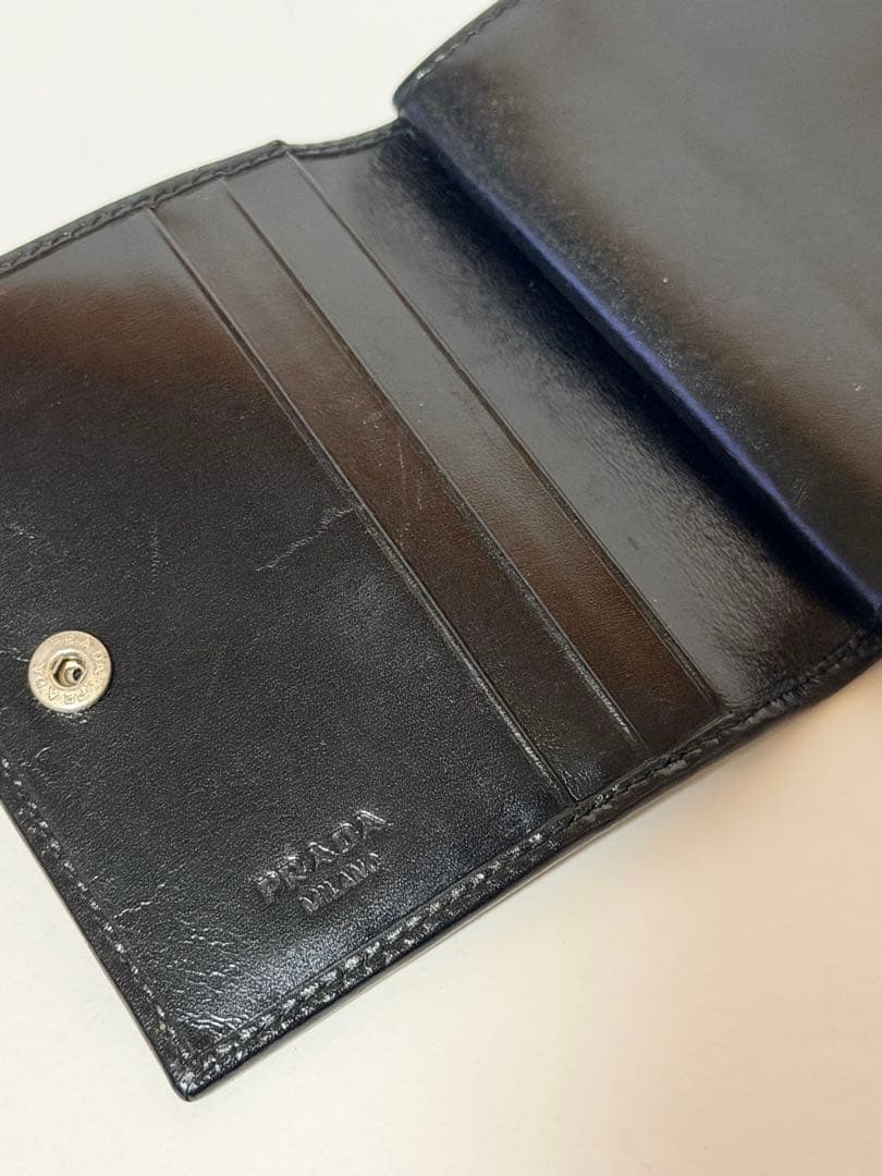 PRADA ブラック 二つ折り財布　がま口　小さい　黒　シンプル　レザー