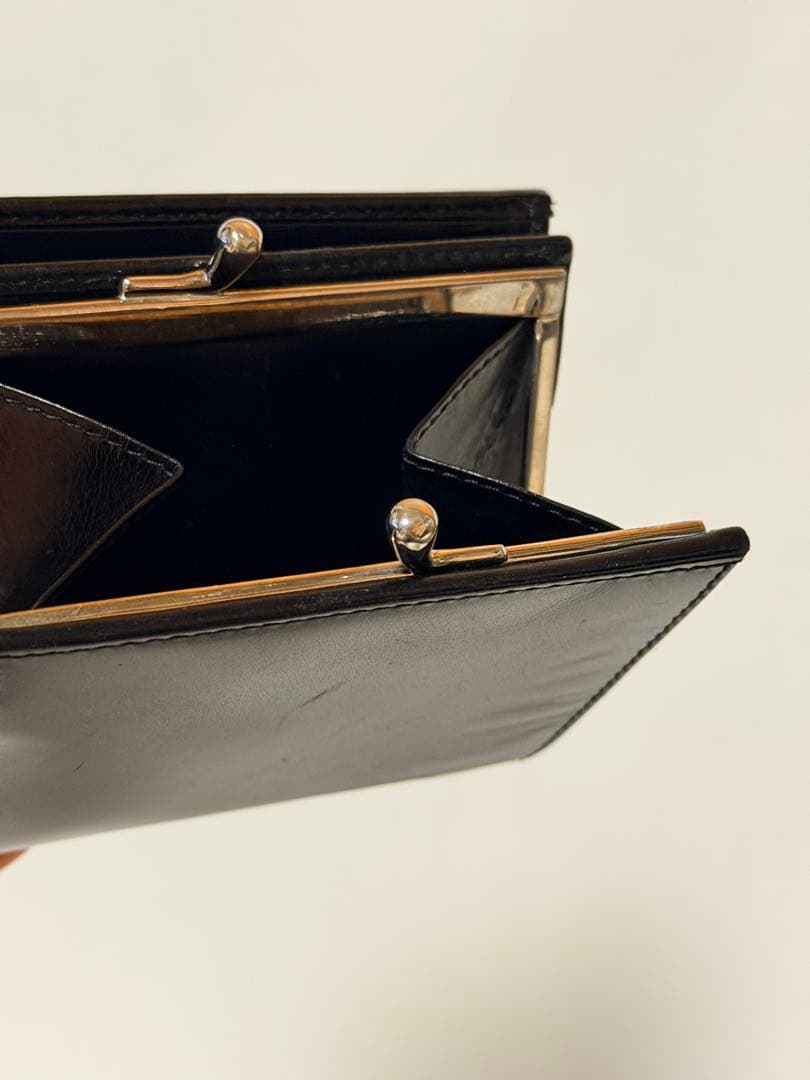 PRADA ブラック 二つ折り財布　がま口　小さい　黒　シンプル　レザー