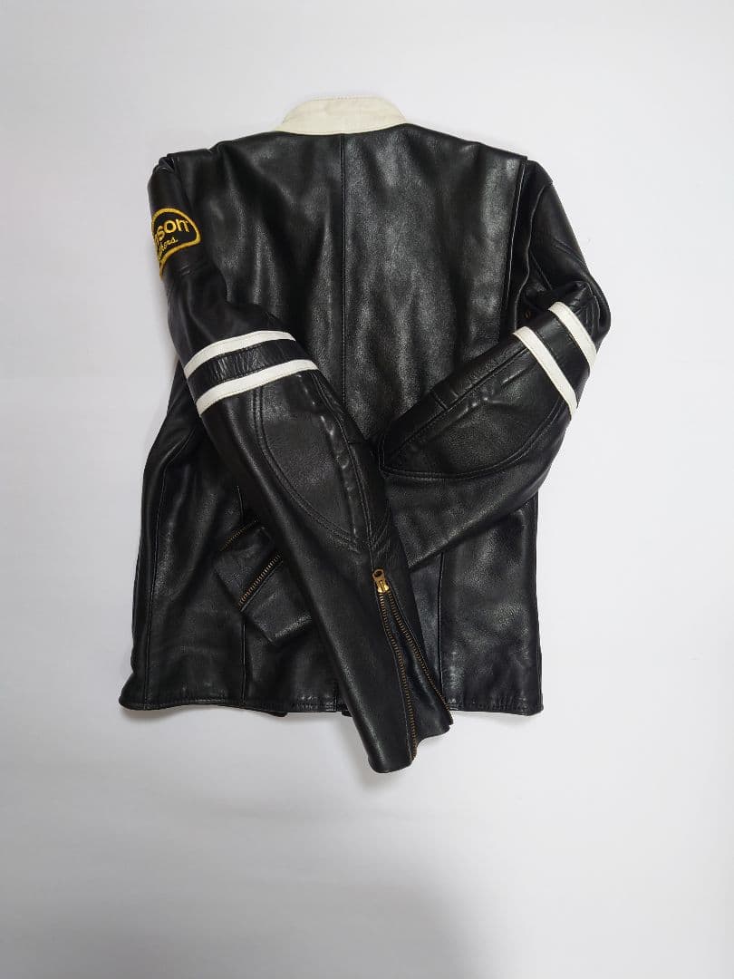 vansonレザーシングルライダースジャケット シンプルだから自分でドレスアップ