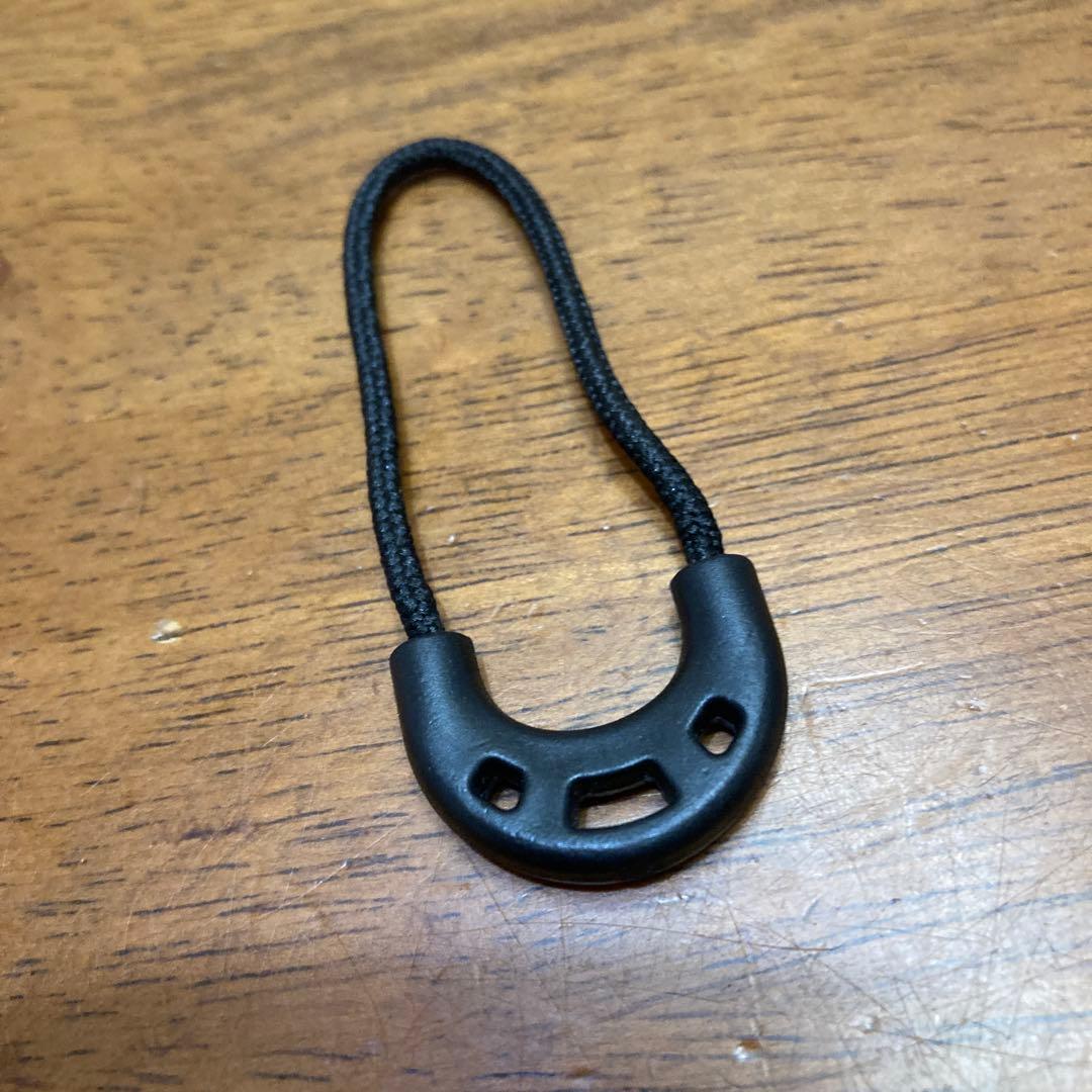 ファスナースライダー引き手　黒いストラップ U型デザイン 取り付け穴付き　新品