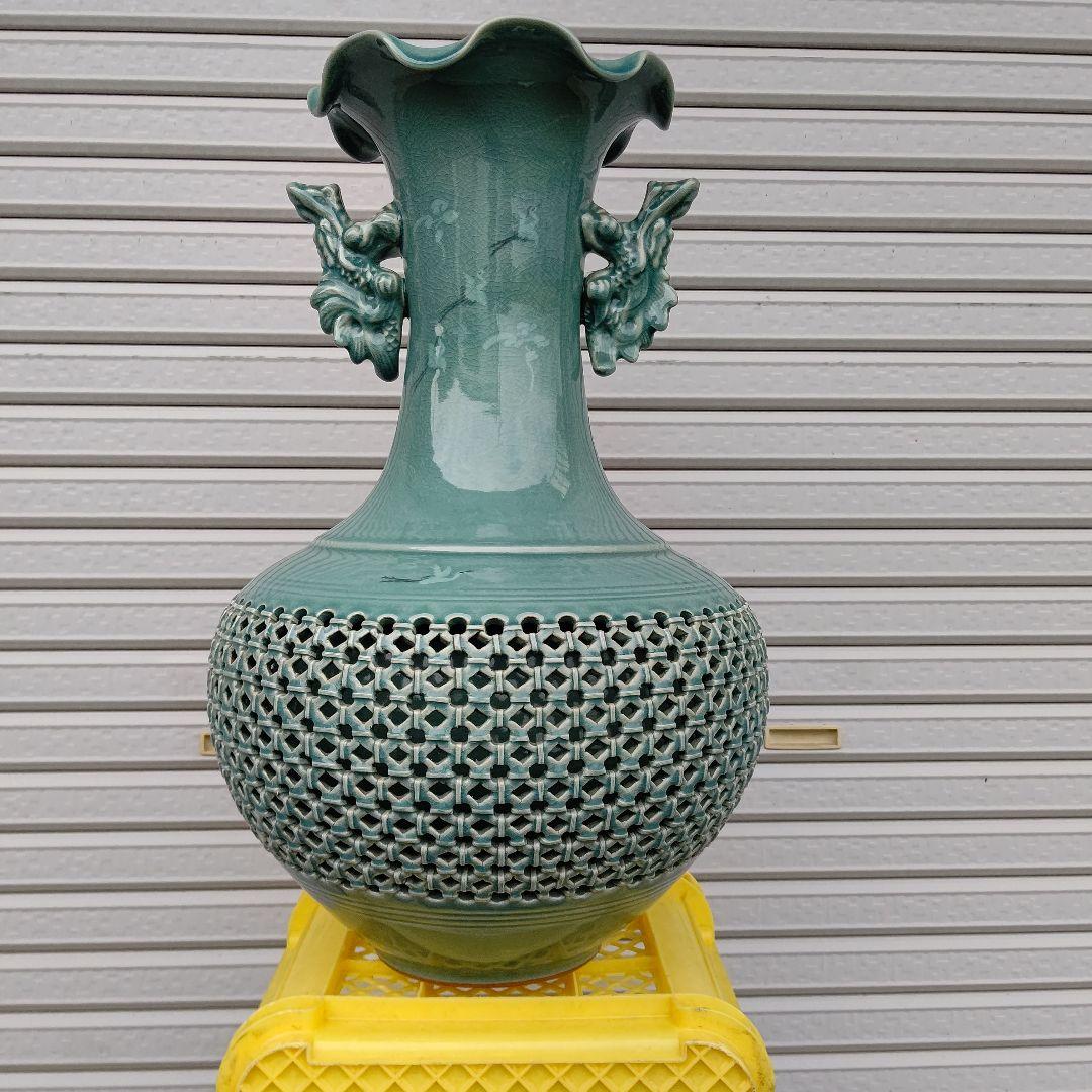 青磁、透かし耳付き壺