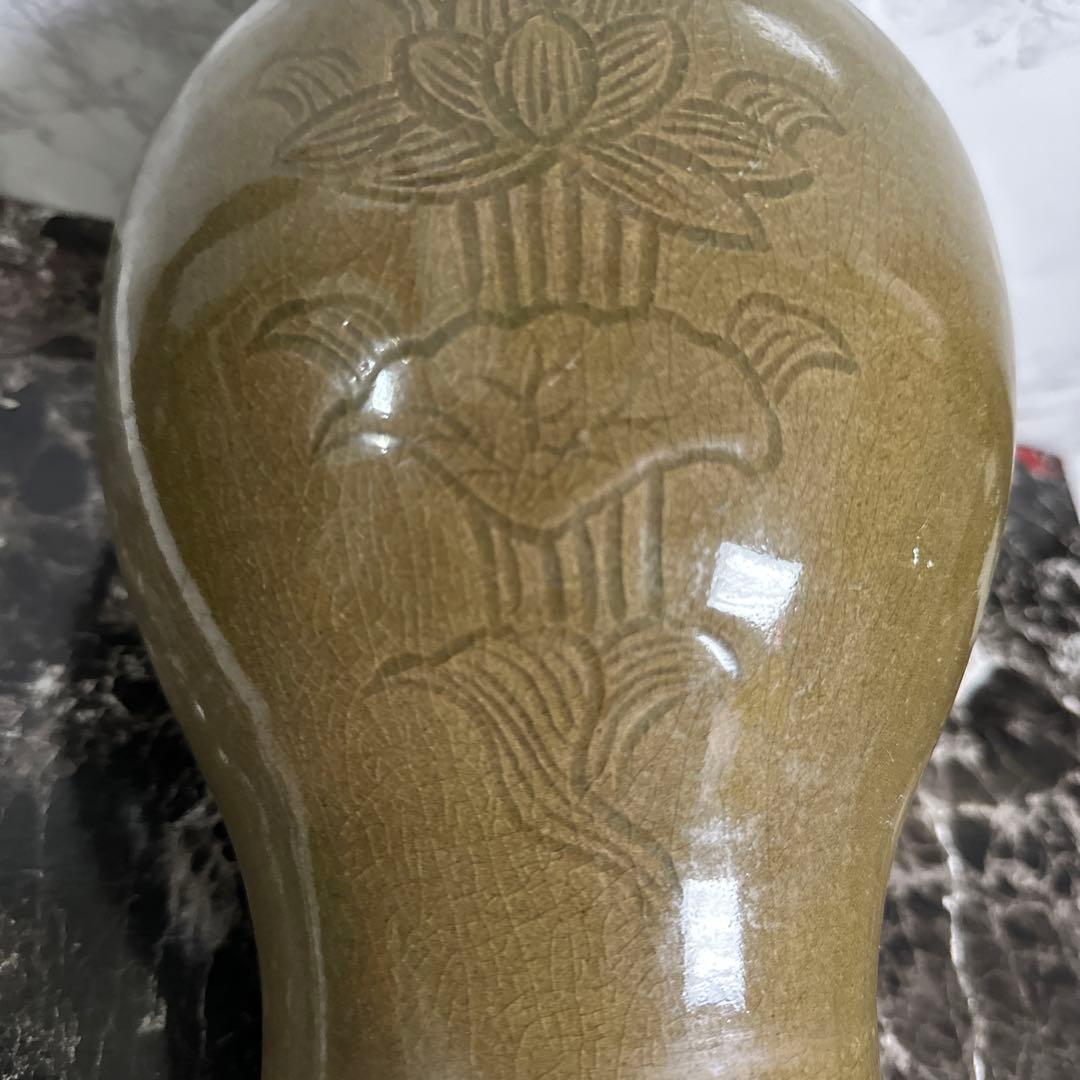 高麗青瓷、陰刻草花紋、大梅瓶。