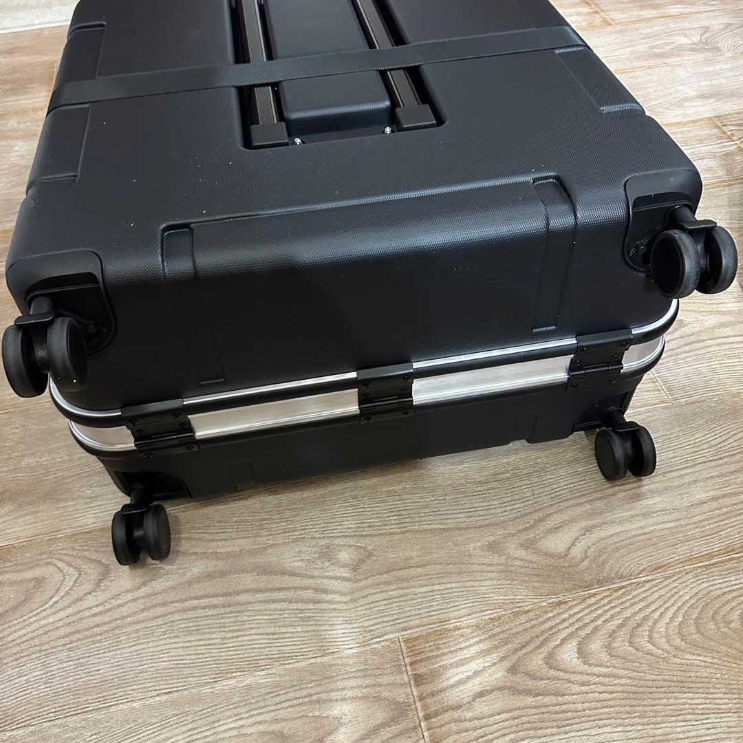 B&W 最新モデル ブロンプトン専用設計で作られたハードタイプのキャリーケース