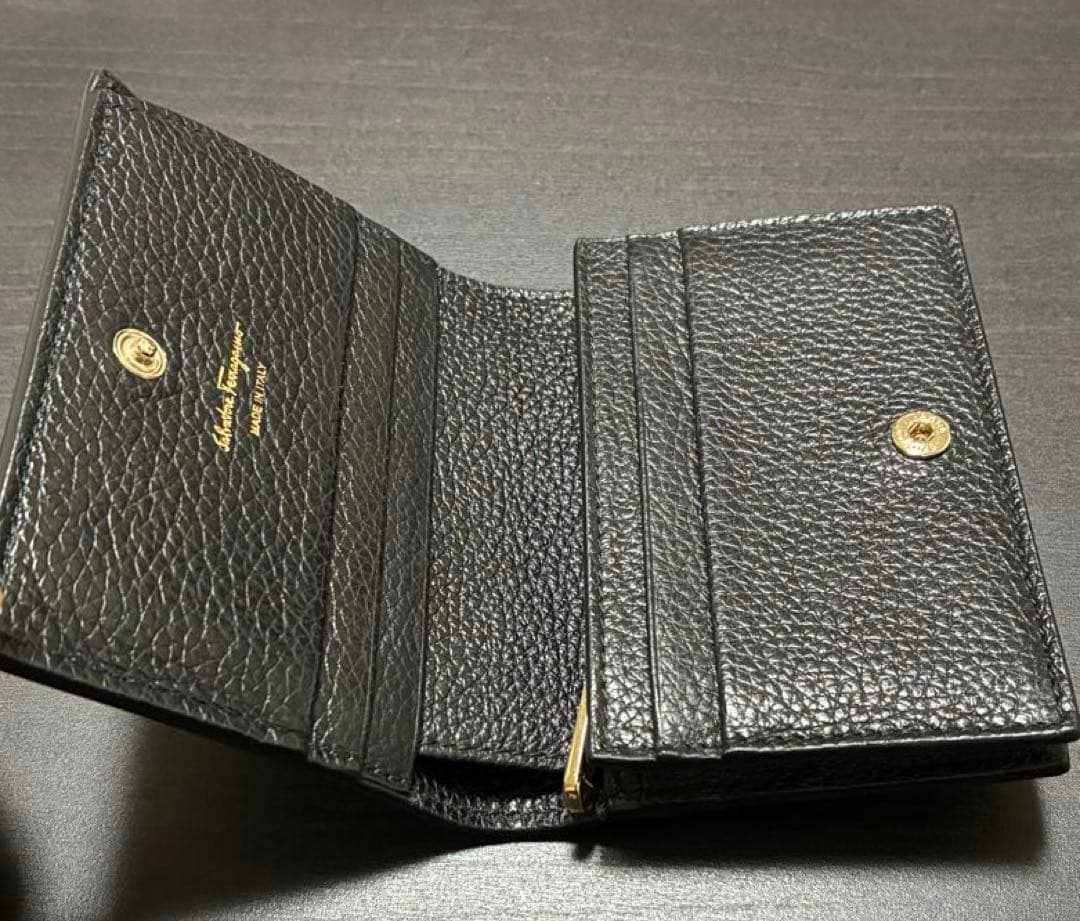 【FERRAGAMO】二つ折り財布 ガンチョシティ フェラガモ