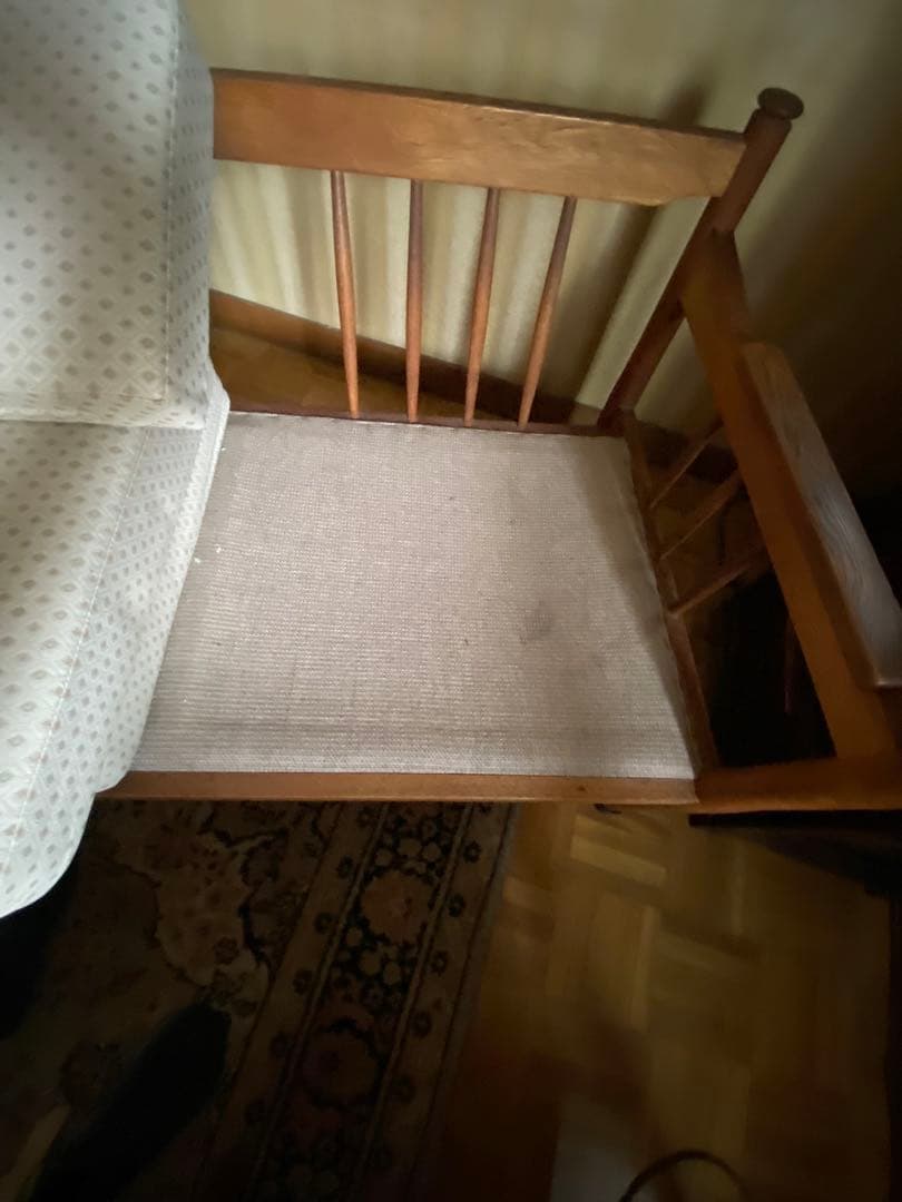 クリーム色の木製2人掛けソファ