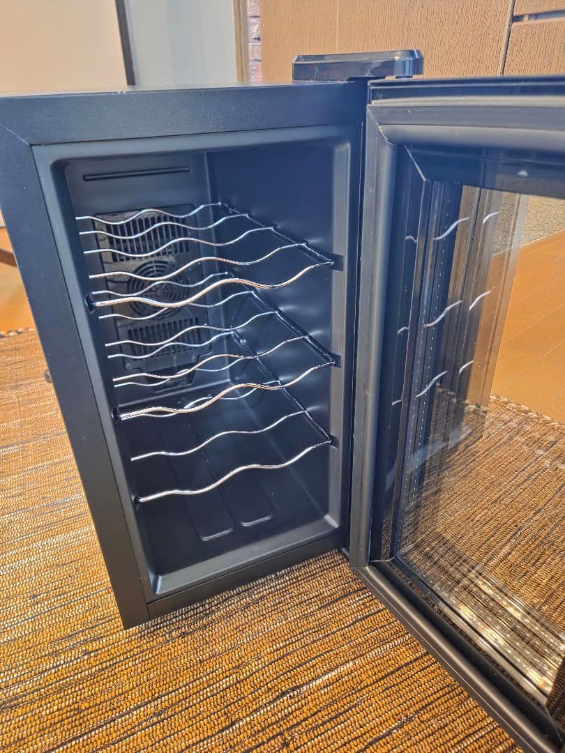 アイリスオーヤマ　ペルチェ式ワインセラー 8本収納 2020年製