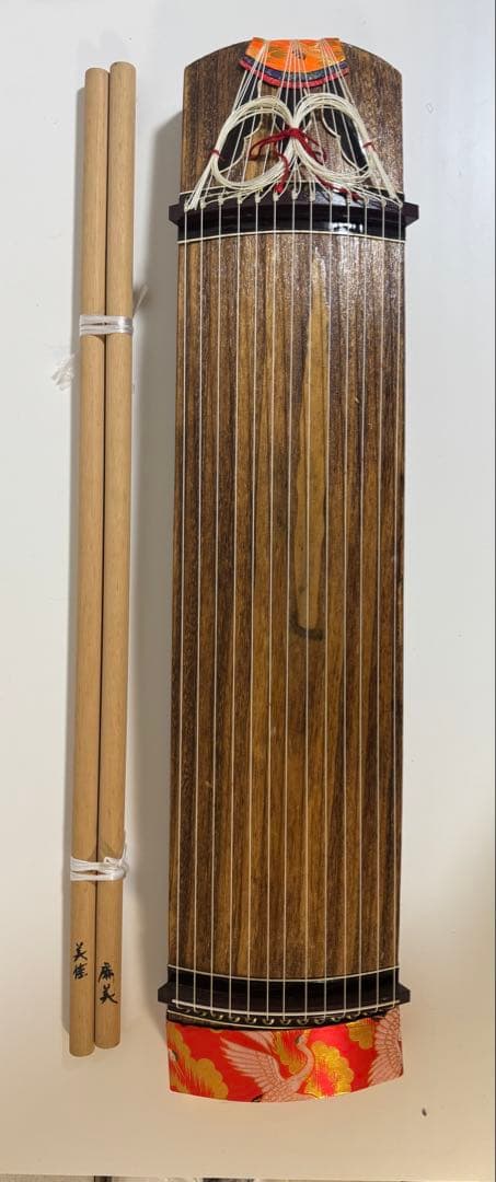 琴とバチ、赤いケース付き