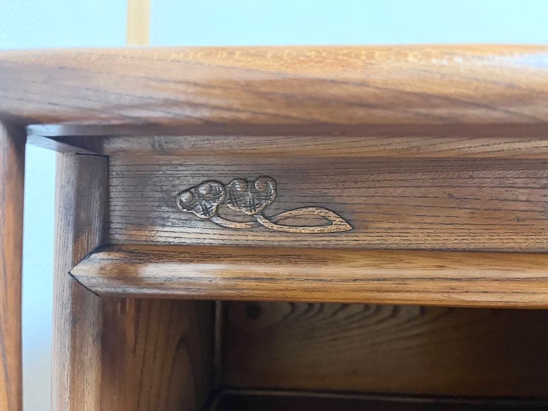 アンティーク　茶箪笥　木製収納棚 彫刻装飾付き