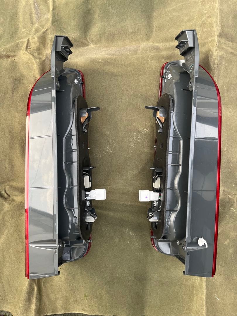 新車外し ハイエーステールレンズ純正