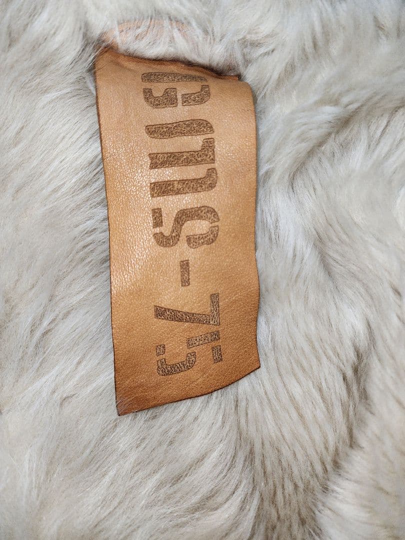 GIMO'S のライトグレーの軽く柔らかいトスカーナムートンスエードコート。