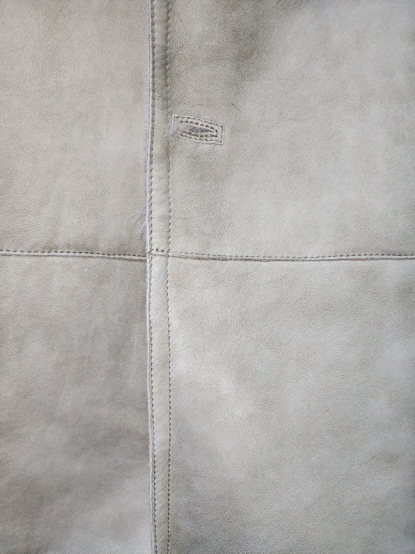 GIMO'S のライトグレーの軽く柔らかいトスカーナムートンスエードコート。