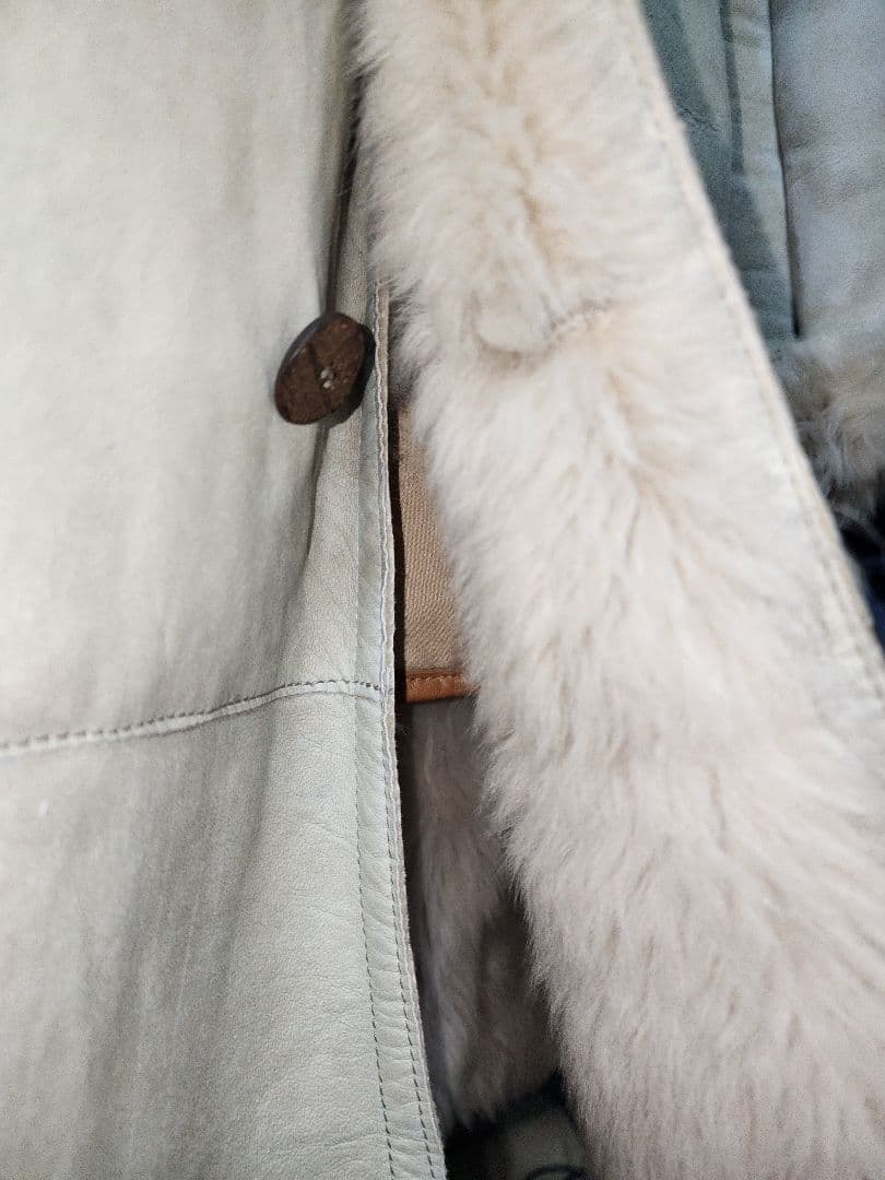 GIMO'S のライトグレーの軽く柔らかいトスカーナムートンスエードコート。