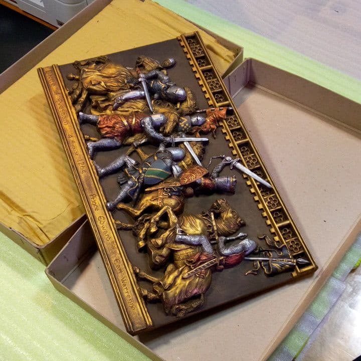 イングランド製の壁掛用彫刻 (陶板)