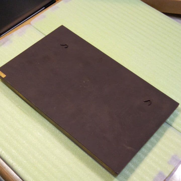 イングランド製の壁掛用彫刻 (陶板)